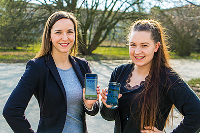 Zwei Frauen zeigen Smartphone-App fürs Jerichower Land 